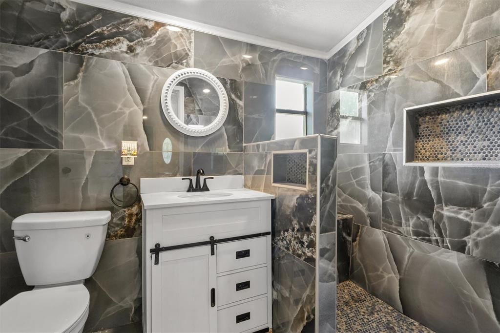 待售: $220,000 (3 贝兹, 1 浴室, 778 平方英尺)