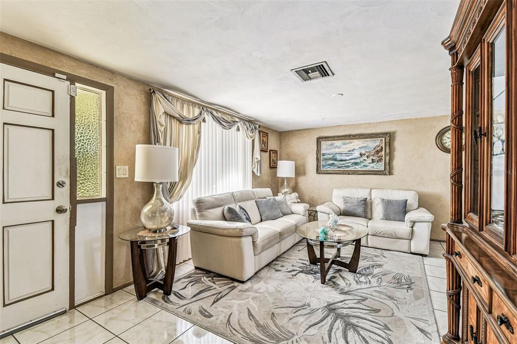 待售: $215,000 (2 贝兹, 1 浴室, 880 平方英尺)