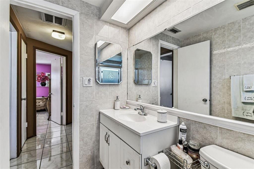 待售: $215,000 (2 贝兹, 1 浴室, 880 平方英尺)