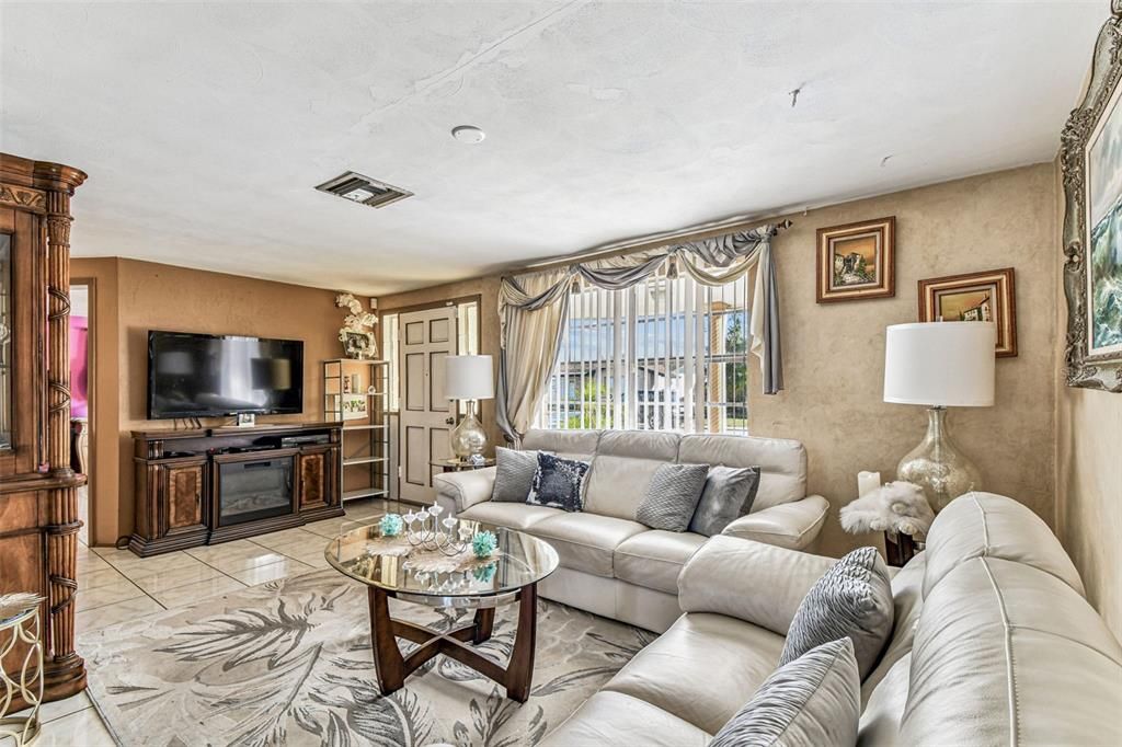 待售: $215,000 (2 贝兹, 1 浴室, 880 平方英尺)