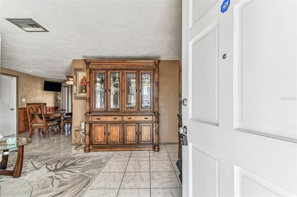 待售: $215,000 (2 贝兹, 1 浴室, 880 平方英尺)