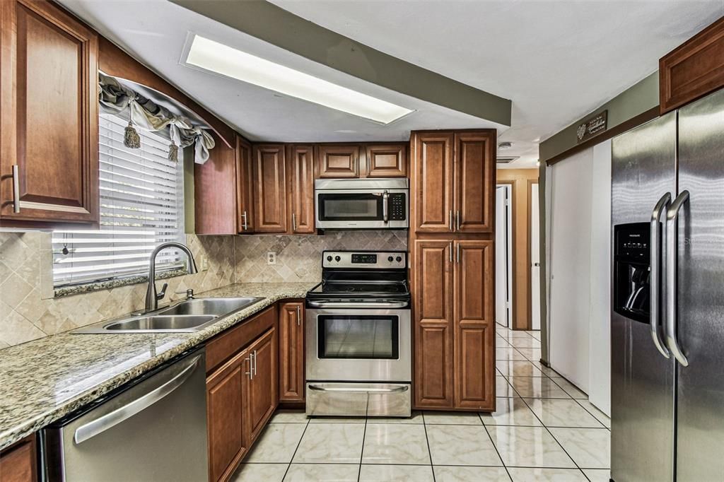 待售: $215,000 (2 贝兹, 1 浴室, 880 平方英尺)