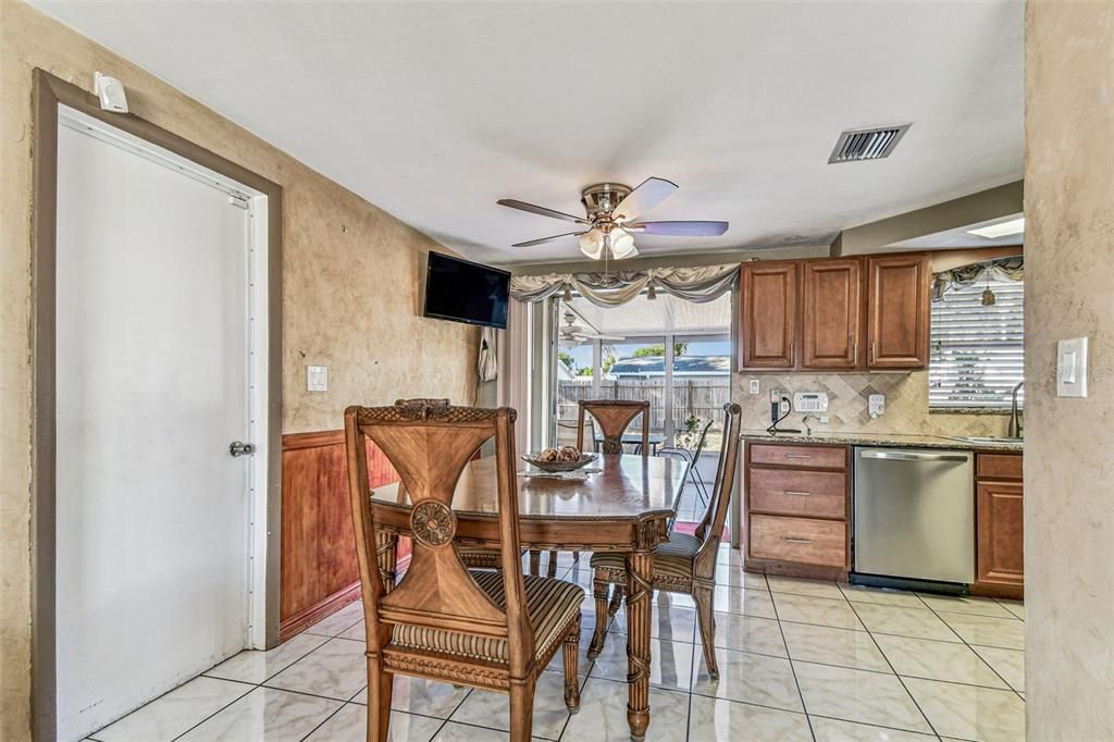 待售: $215,000 (2 贝兹, 1 浴室, 880 平方英尺)