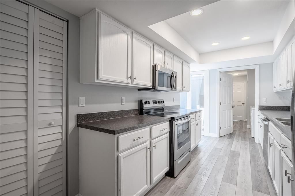 待售: $199,000 (2 贝兹, 2 浴室, 1229 平方英尺)