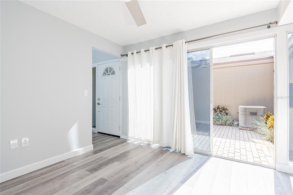 待售: $199,000 (2 贝兹, 2 浴室, 1229 平方英尺)