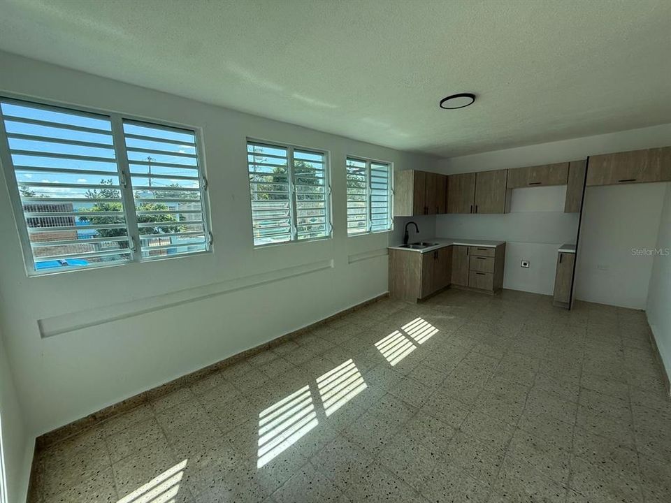 На продажу: $350,000 (7 спален, 4 ванн, 2000 Квадратных фут)