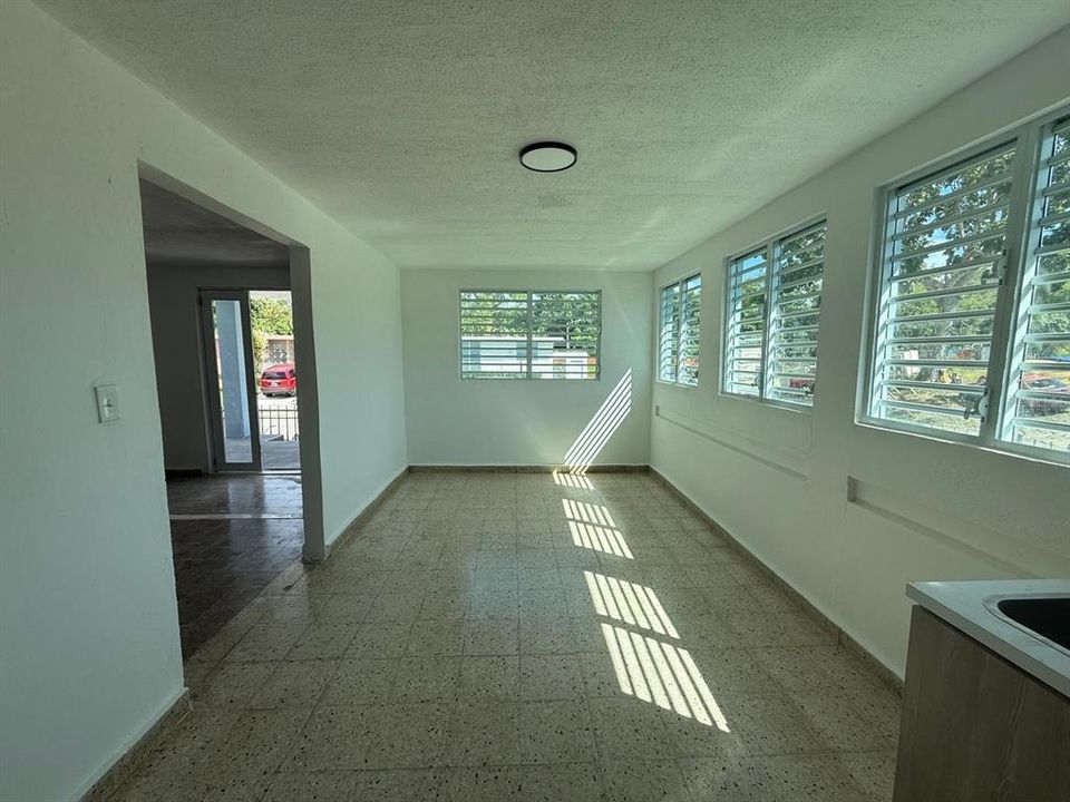 На продажу: $350,000 (7 спален, 4 ванн, 2000 Квадратных фут)