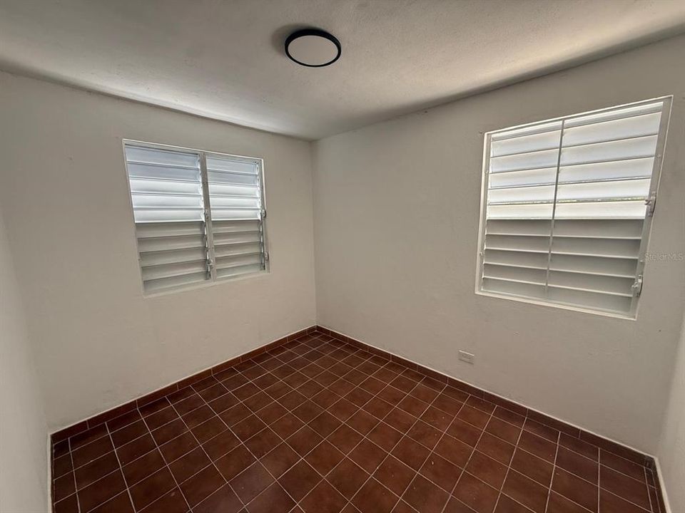 На продажу: $350,000 (7 спален, 4 ванн, 2000 Квадратных фут)