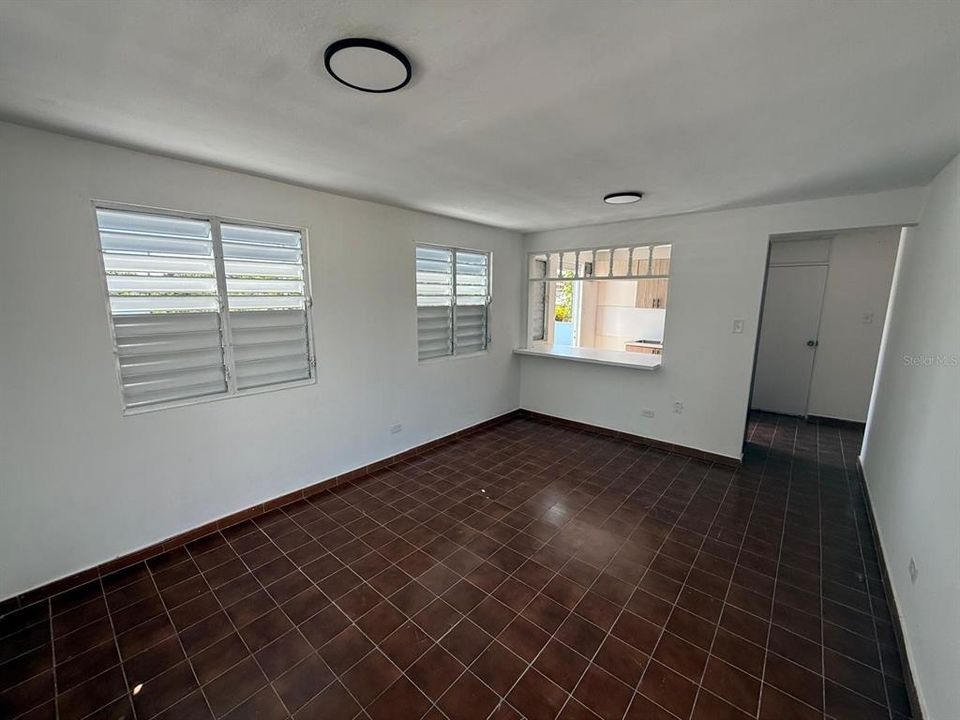 На продажу: $350,000 (7 спален, 4 ванн, 2000 Квадратных фут)