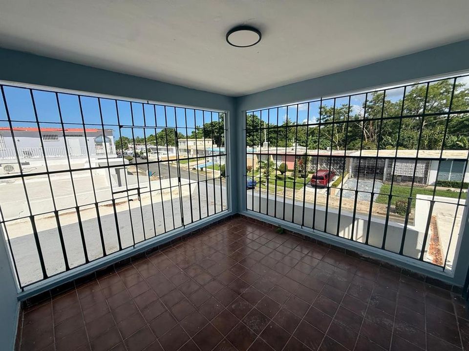 На продажу: $350,000 (7 спален, 4 ванн, 2000 Квадратных фут)