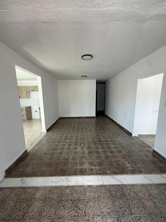 На продажу: $350,000 (7 спален, 4 ванн, 2000 Квадратных фут)