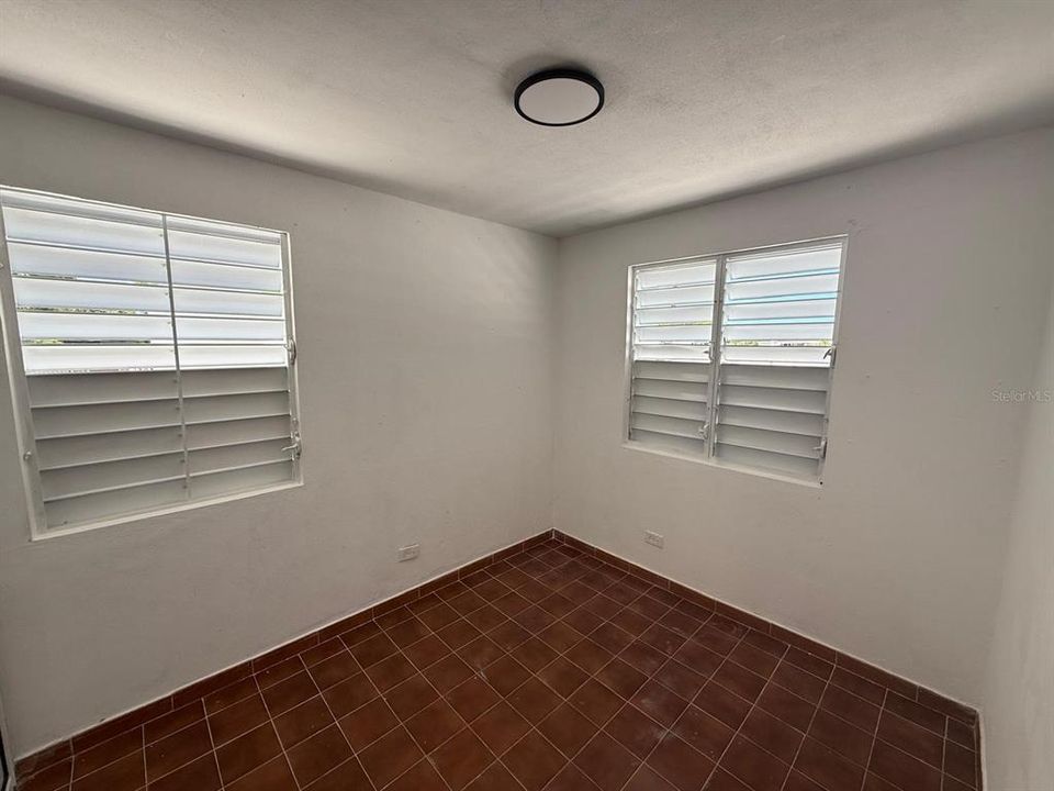 На продажу: $350,000 (7 спален, 4 ванн, 2000 Квадратных фут)