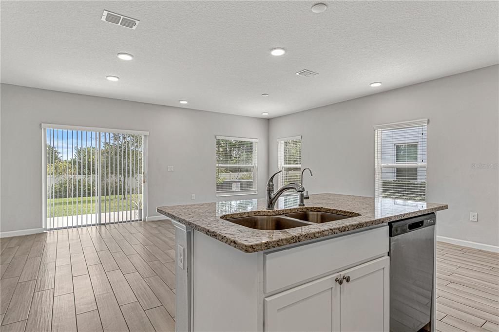 En Renta: $2,395 (4 camas, 3 baños, 1762 Pies cuadrados)