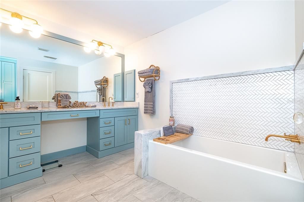 待售: $987,000 (4 贝兹, 2 浴室, 2423 平方英尺)