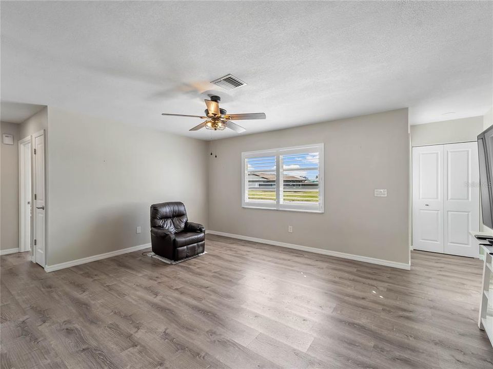 Под контрактом: $250,000 (2 спален, 2 ванн, 1230 Квадратных фут)