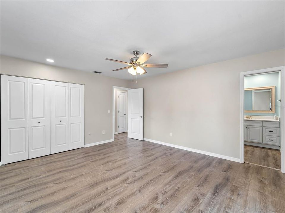 Под контрактом: $250,000 (2 спален, 2 ванн, 1230 Квадратных фут)