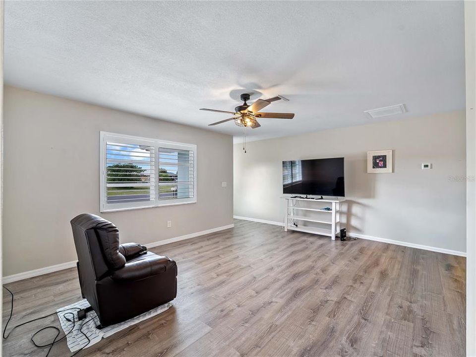 Под контрактом: $250,000 (2 спален, 2 ванн, 1230 Квадратных фут)