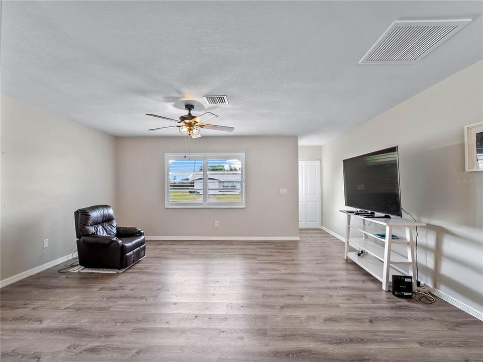 Под контрактом: $250,000 (2 спален, 2 ванн, 1230 Квадратных фут)