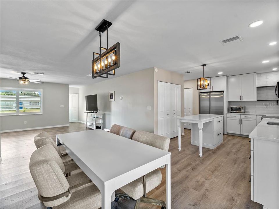 Под контрактом: $250,000 (2 спален, 2 ванн, 1230 Квадратных фут)