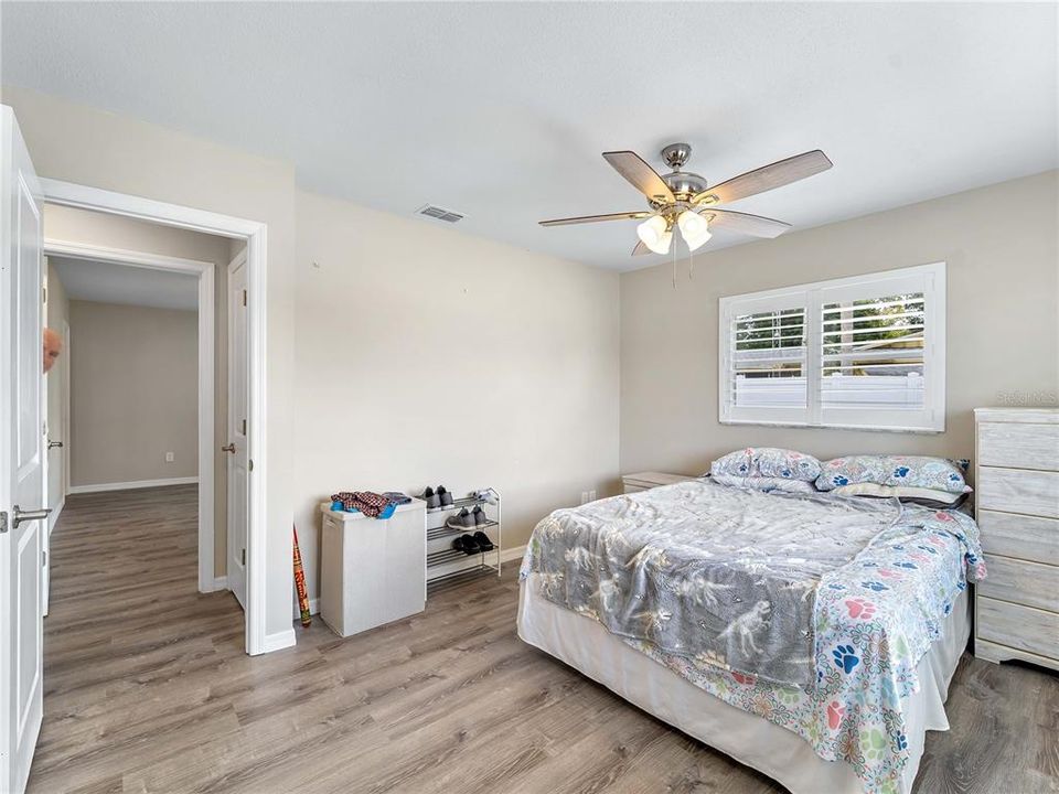 Под контрактом: $250,000 (2 спален, 2 ванн, 1230 Квадратных фут)