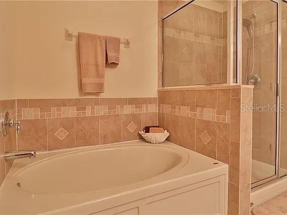 En Venta: $294,000 (3 camas, 3 baños, 2133 Pies cuadrados)