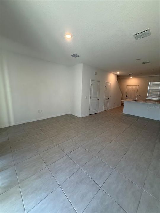 合同活跃: $1,750 (2 贝兹, 2 浴室, 1275 平方英尺)