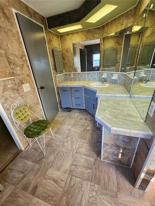 待售: $143,000 (2 贝兹, 2 浴室, 1278 平方英尺)