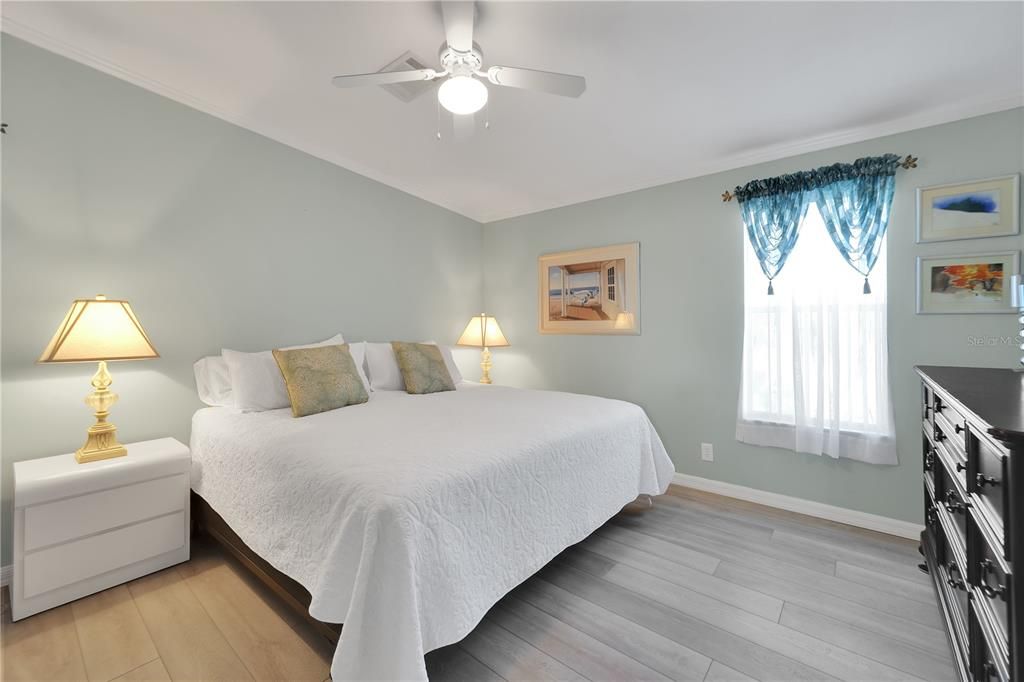 For Sale: $299,000 (2 beds, 2 baths, 1329 Square Feet)