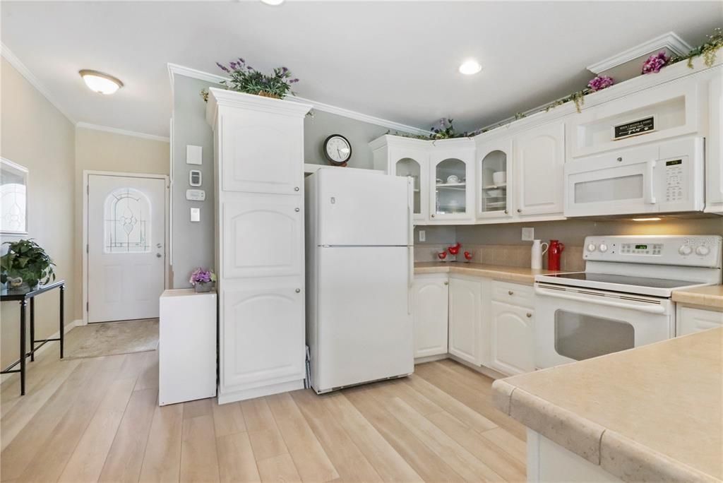 For Sale: $299,000 (2 beds, 2 baths, 1329 Square Feet)