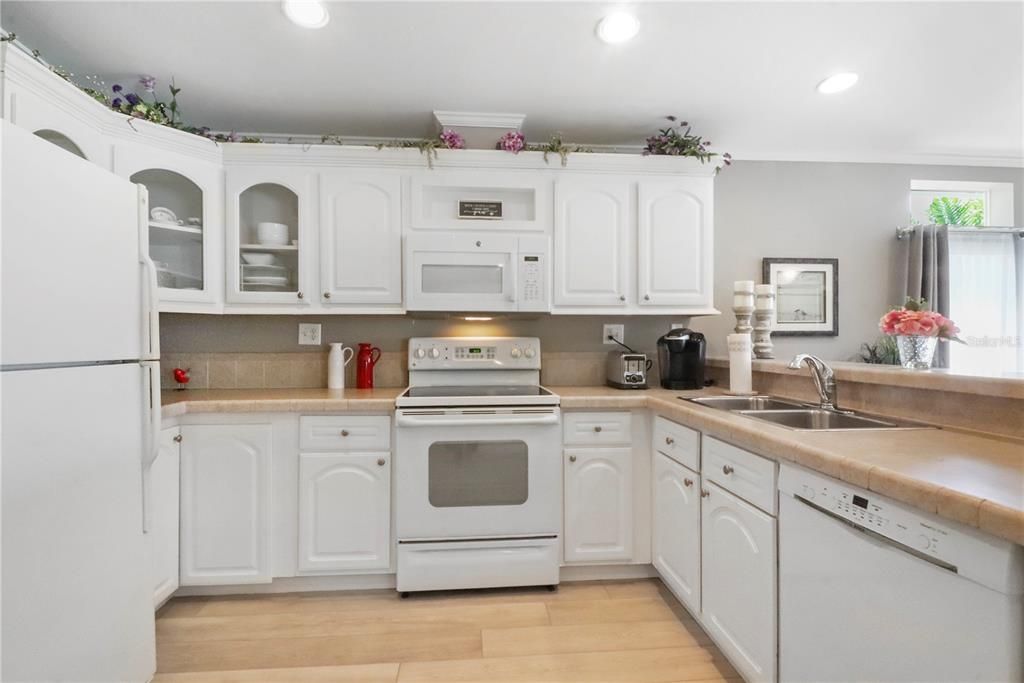 For Sale: $299,000 (2 beds, 2 baths, 1329 Square Feet)