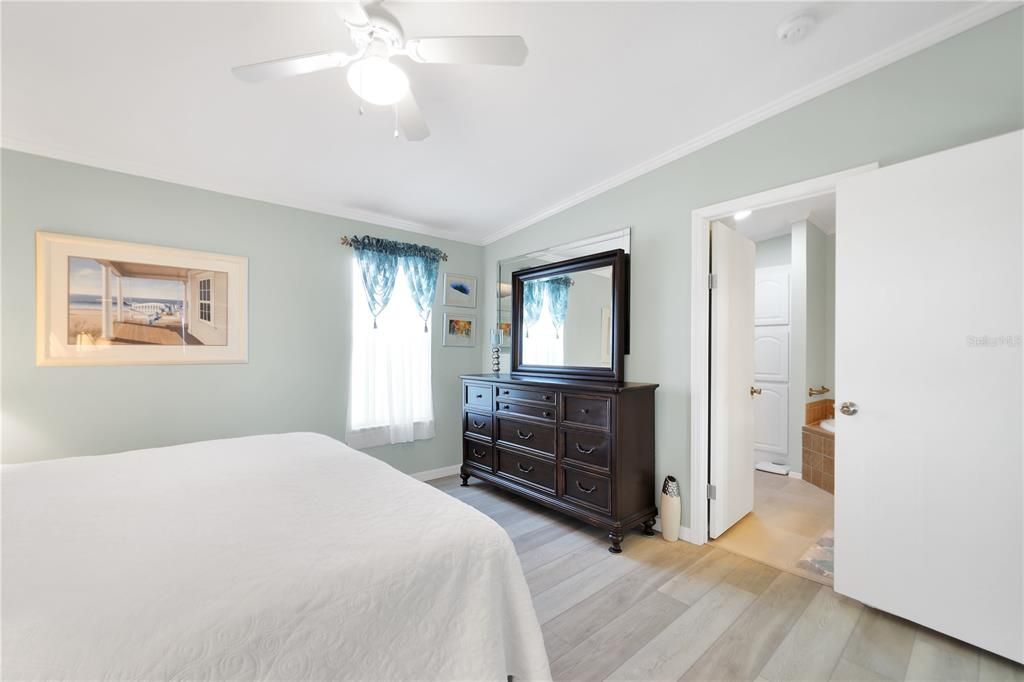 For Sale: $299,000 (2 beds, 2 baths, 1329 Square Feet)