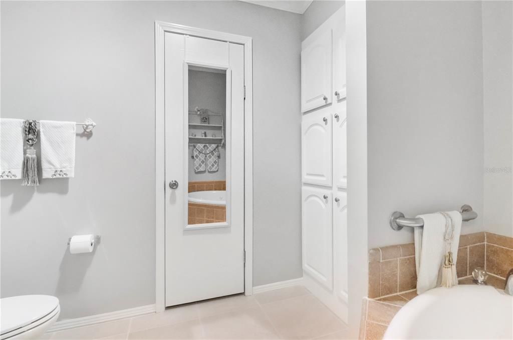 For Sale: $299,000 (2 beds, 2 baths, 1329 Square Feet)