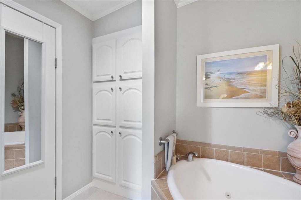 For Sale: $299,000 (2 beds, 2 baths, 1329 Square Feet)