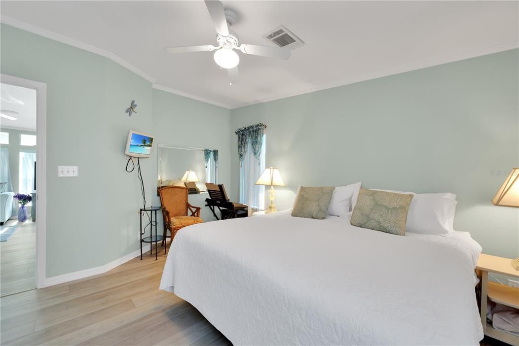 For Sale: $299,000 (2 beds, 2 baths, 1329 Square Feet)