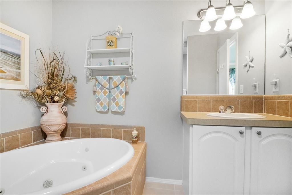 For Sale: $299,000 (2 beds, 2 baths, 1329 Square Feet)