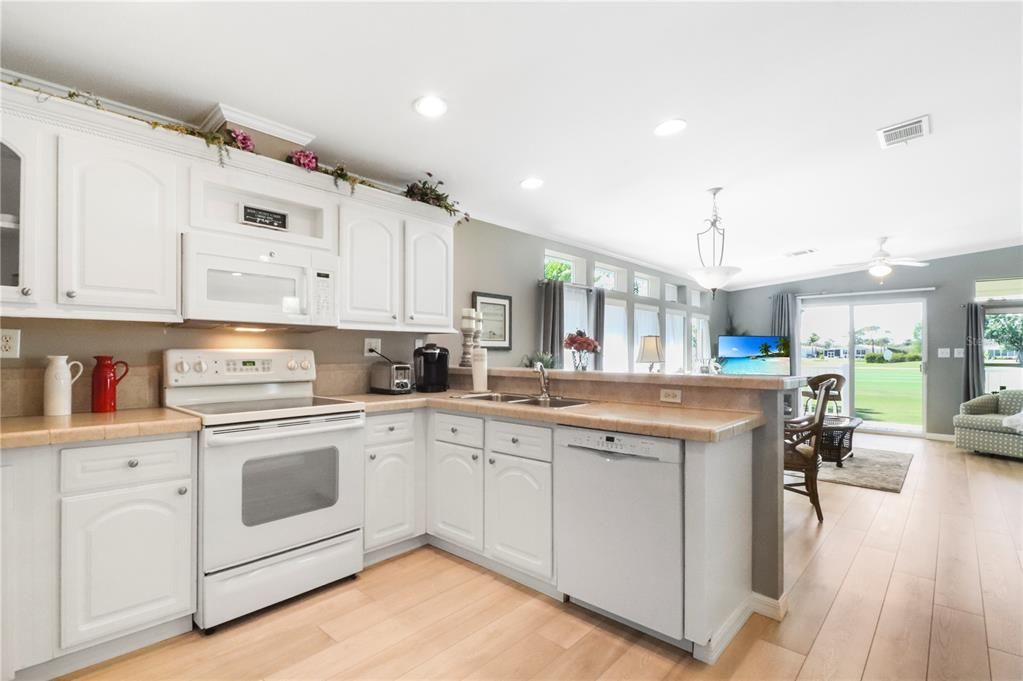 For Sale: $299,000 (2 beds, 2 baths, 1329 Square Feet)