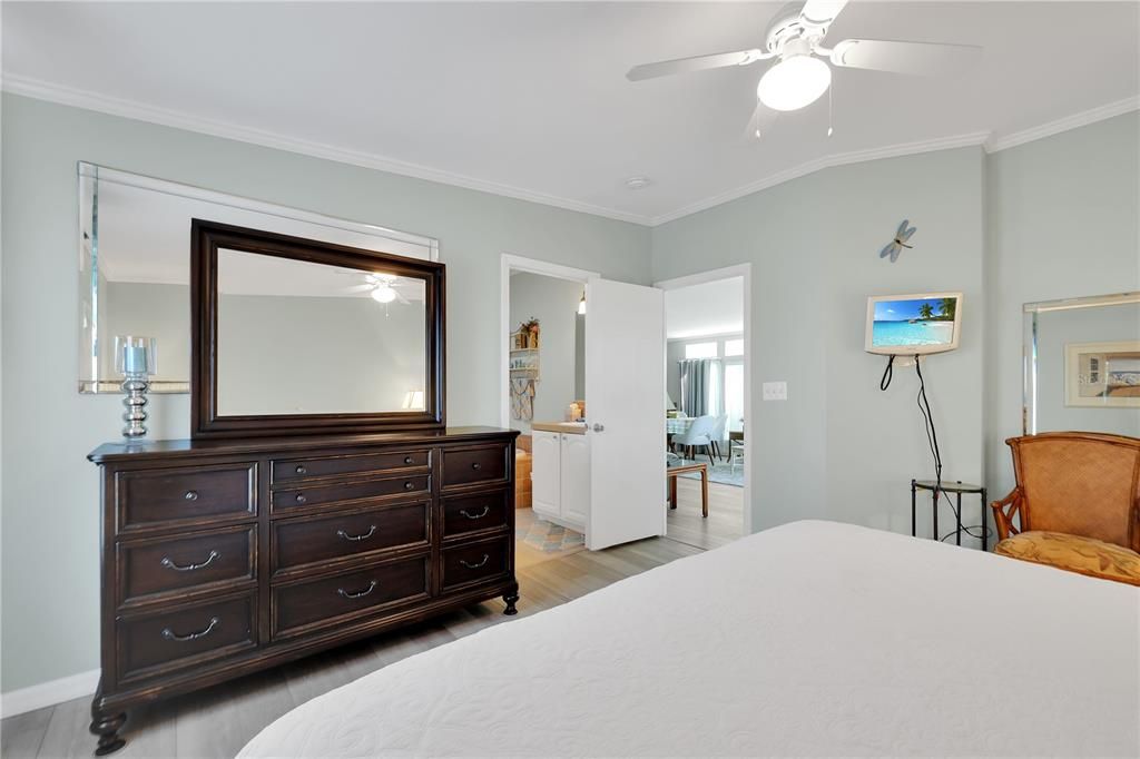 For Sale: $299,000 (2 beds, 2 baths, 1329 Square Feet)