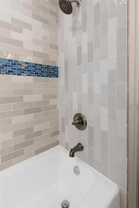 合同活跃: $684,900 (3 贝兹, 2 浴室, 1474 平方英尺)