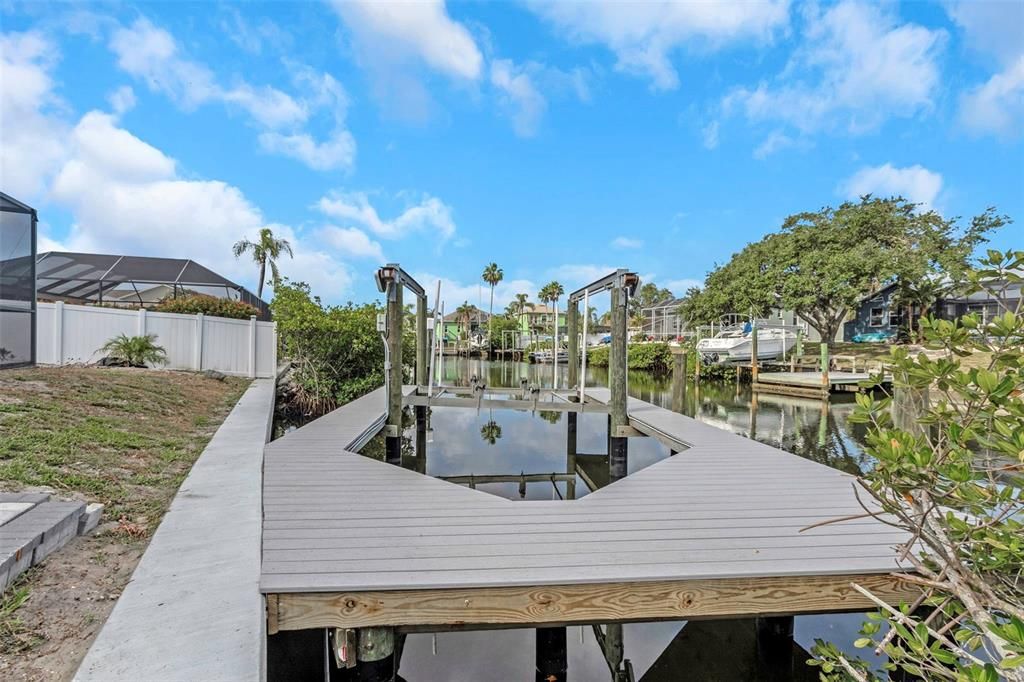 合同活跃: $684,900 (3 贝兹, 2 浴室, 1474 平方英尺)