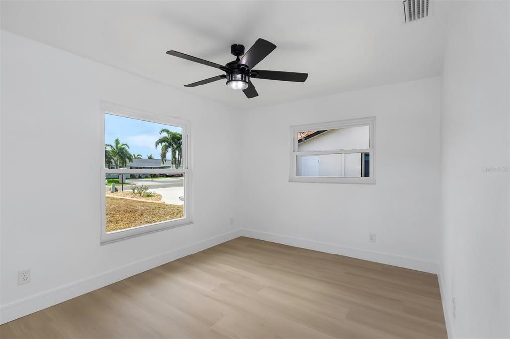 合同活跃: $684,900 (3 贝兹, 2 浴室, 1474 平方英尺)