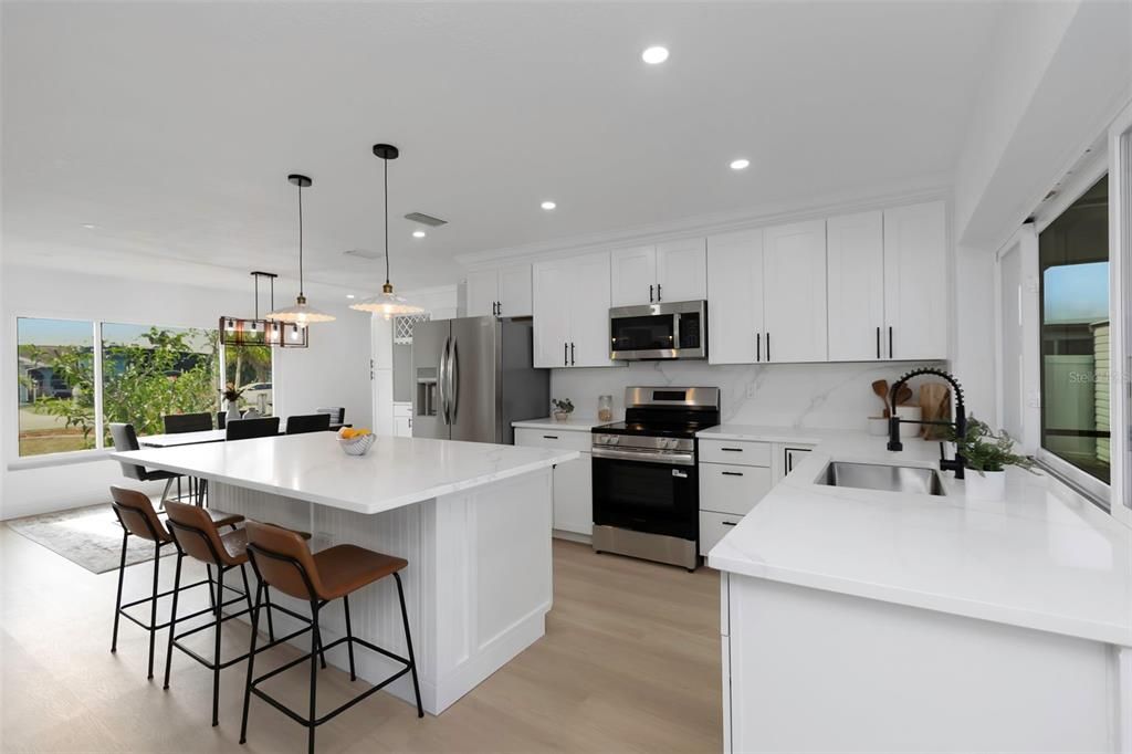 合同活跃: $684,900 (3 贝兹, 2 浴室, 1474 平方英尺)