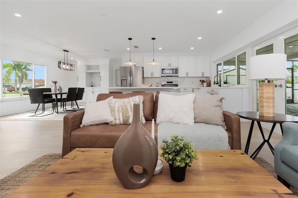 合同活跃: $684,900 (3 贝兹, 2 浴室, 1474 平方英尺)