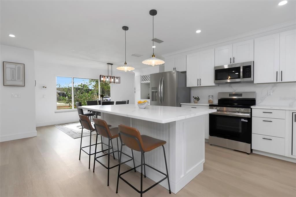 合同活跃: $684,900 (3 贝兹, 2 浴室, 1474 平方英尺)