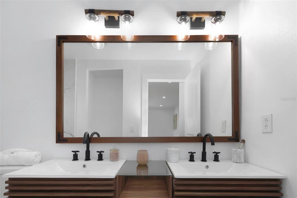 合同活跃: $684,900 (3 贝兹, 2 浴室, 1474 平方英尺)