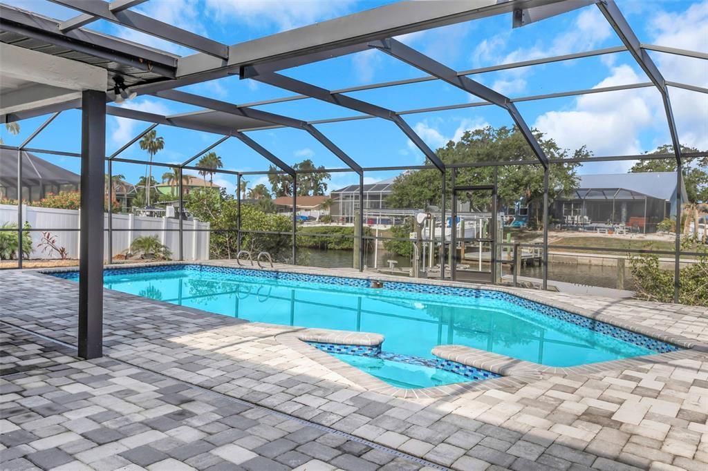 合同活跃: $684,900 (3 贝兹, 2 浴室, 1474 平方英尺)