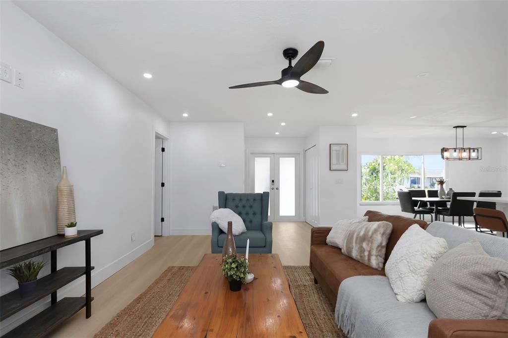 合同活跃: $684,900 (3 贝兹, 2 浴室, 1474 平方英尺)