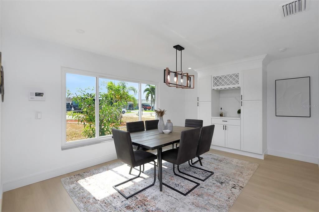 合同活跃: $684,900 (3 贝兹, 2 浴室, 1474 平方英尺)