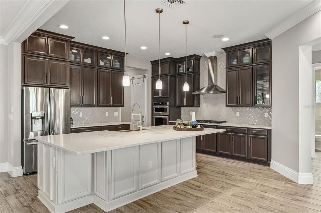 Под контрактом: $2,375,000 (5 спален, 5 ванн, 5390 Квадратных фут)