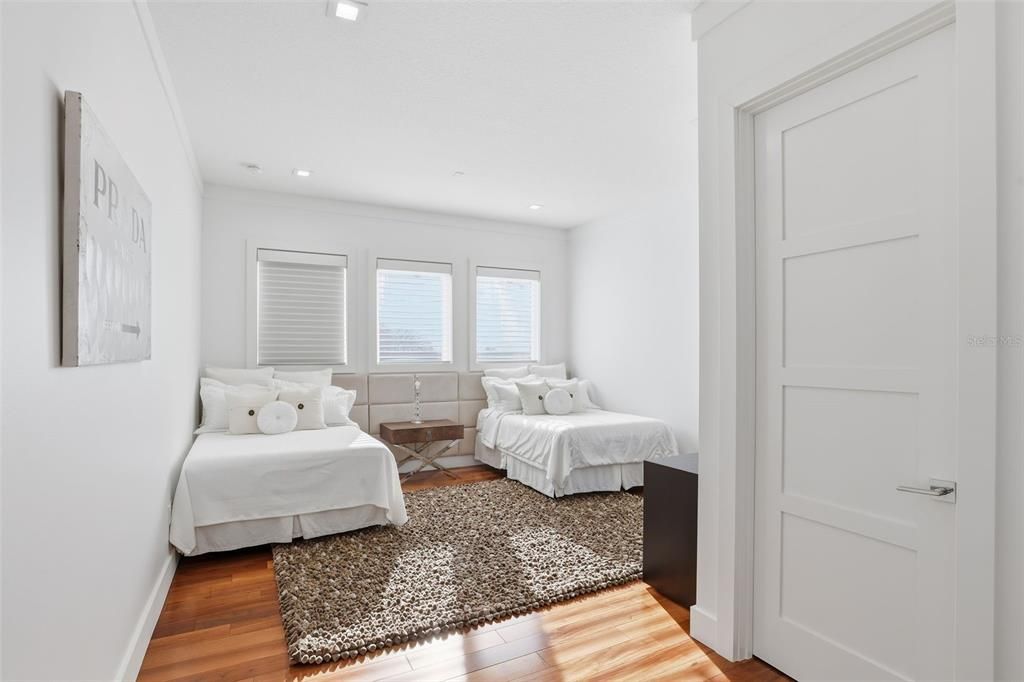 For Sale: $4,950,000 (5 beds, 5 baths, 6188 Square Feet)