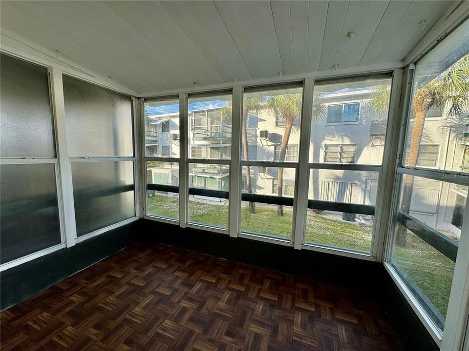 For Sale: $94,500 (1 beds, 1 baths, 576 Square Feet)